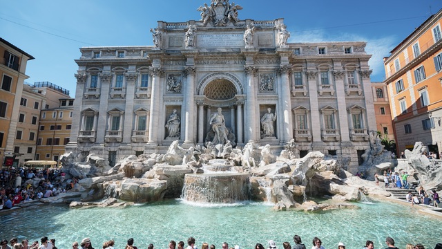 Trevi fountain with crowd of tourists.